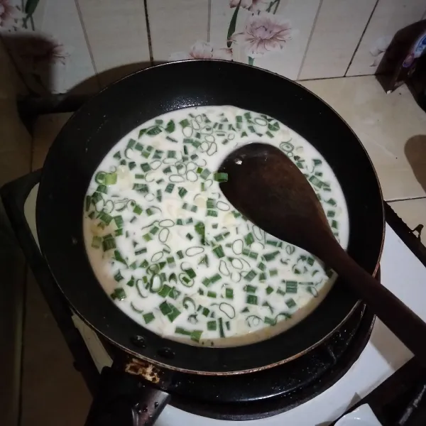 Campurkan 100 gram tepung tapioka, bawang putih dan daun bawang dengan air, masak hingga berbentuk lem