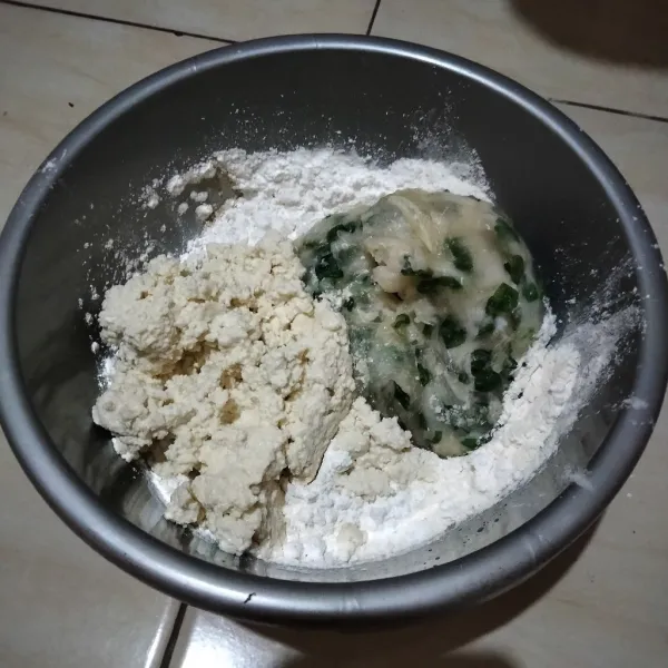 Masukkan adonan lem dan tahu lalu uleni hingga tercampur rata