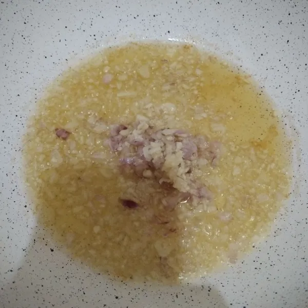 Masukkan bawang.