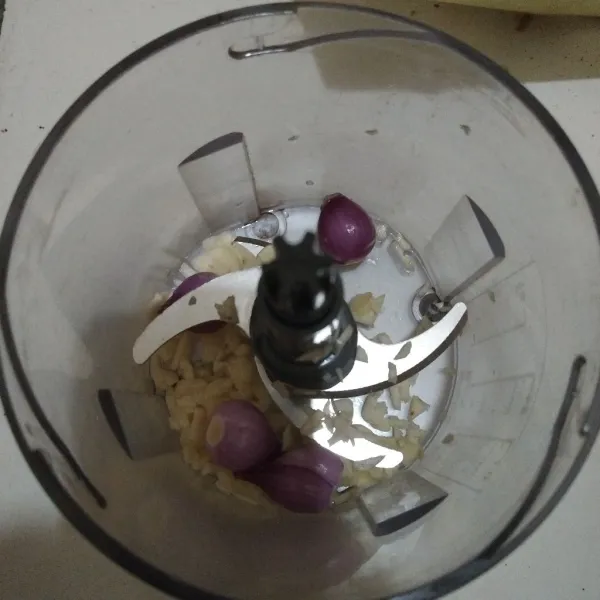 Chopper kasar bawang merah dan bawang putih. Bisa juga dicincang manual.
