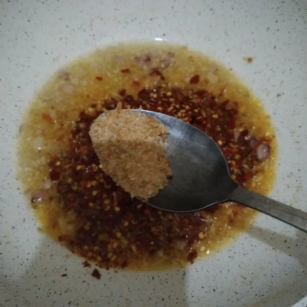 Masukkan ebi bubuk.