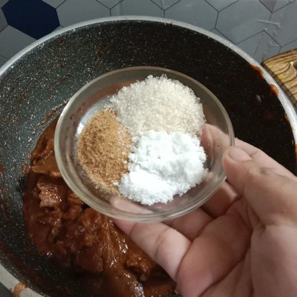 Tambahkan gula, garam dan kaldu sapi bubuk.