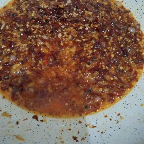 Masak sebentar, kalau minyak sudah berwarna merah segera angkat. Kalau sudah dingin, simpan di wadah kecap udara.