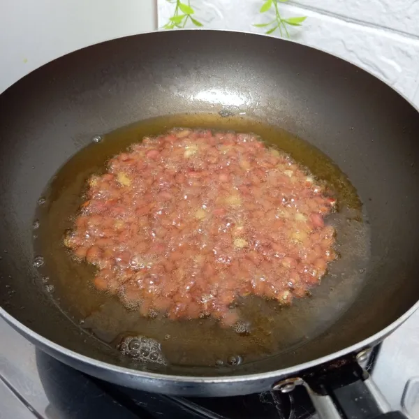 Goreng kacang tanah sampai matang, angkat & sisihkan.