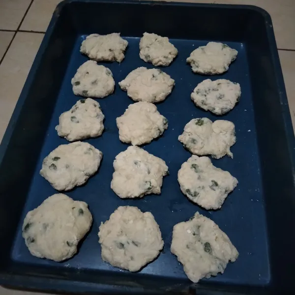 Bentuk adonan sesuai selera, jika lengket beri tepung