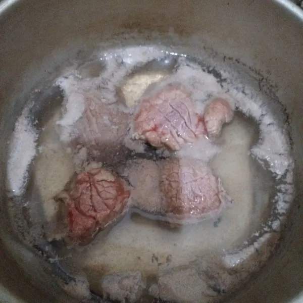 Rebus daging kira-kira 10 menit. Kemudian cuci bersih.