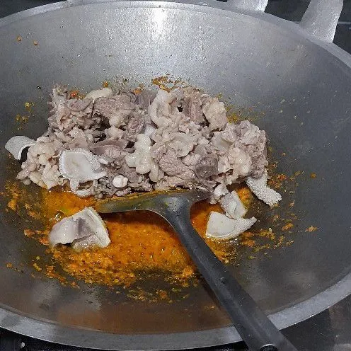 Masukkan daging kambing campur yang sudah di blansir sebelumnya