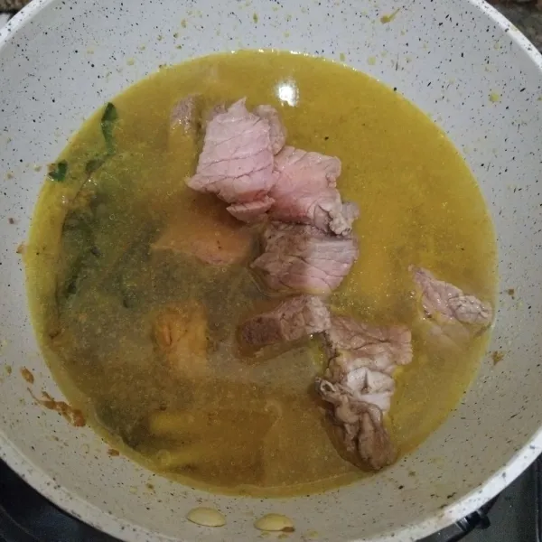 Tambahkan air, masukkan daging.