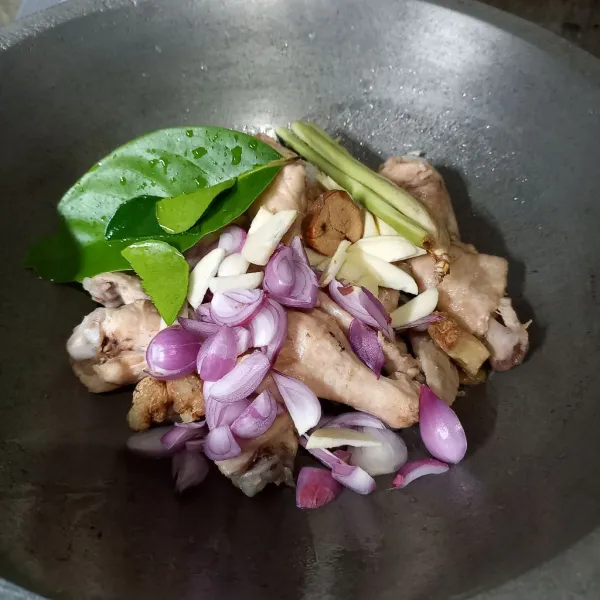 Siapkan wajan. Masukkan sayap ayam, irisan bawang merah dan bawang putih, serta bumbu aromatik.