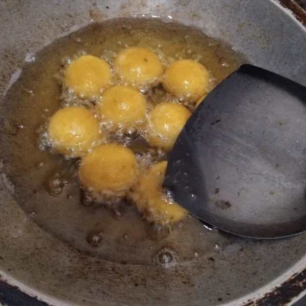 Kalau kulitnya sudah agak kokoh, tekan-tekan terus ubinya agar hasilnya kopong. Goreng sambil menekannya hingga matang, bagian luarnya sudah keras. Kemudian angkat dan siap dinikmati.