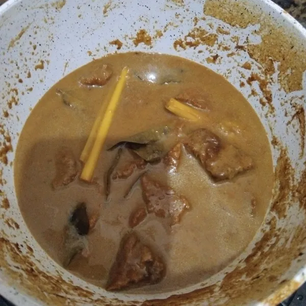 Kalau air sudah sangat susut dan daging empuk, matikan api dan siap disajikan.