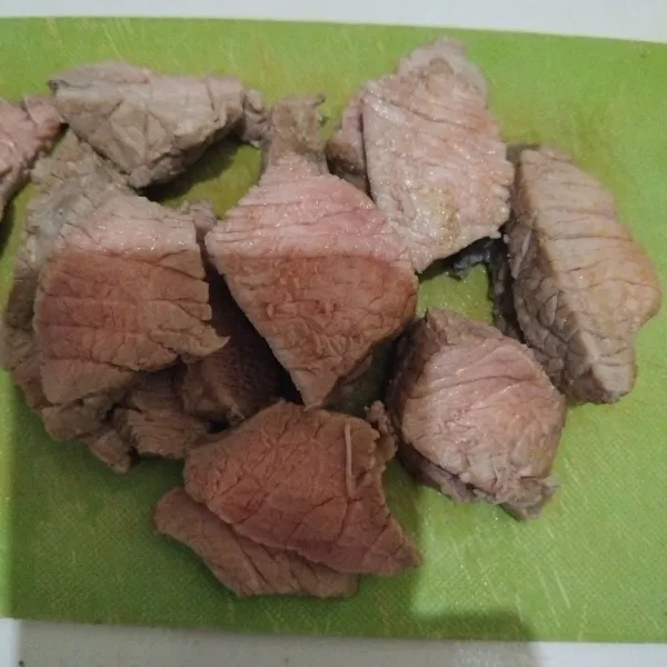 Potong-potong dagingnya.