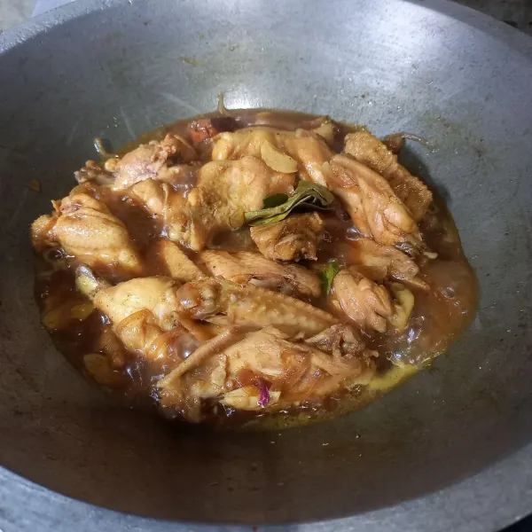 Aduk-aduk dan cek rasa. Bacem sayap ayam siap disajikan.