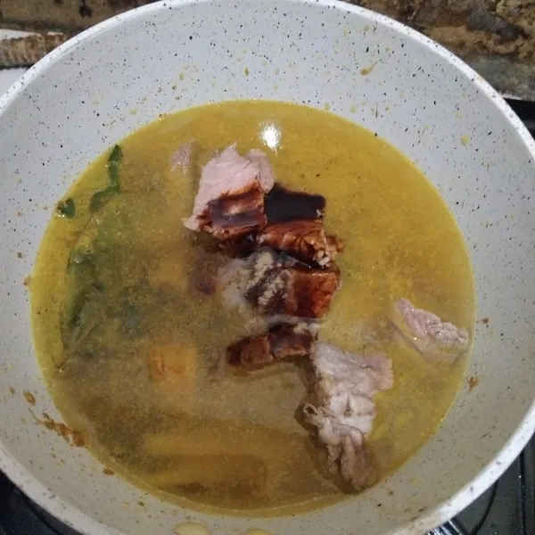 Masukkan bumbu perasa, kemudian ungkep hingga empuk dan air lumayan susut.