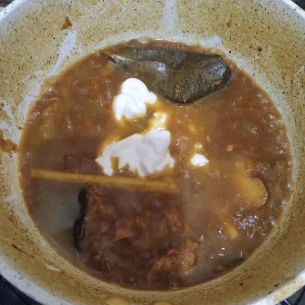 Tambahkan santan, masak lagi hingga daging benar-benar empuk.