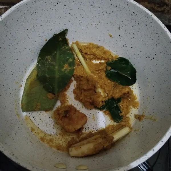 Tumis bumbu halus bersama bumbu cemplung.