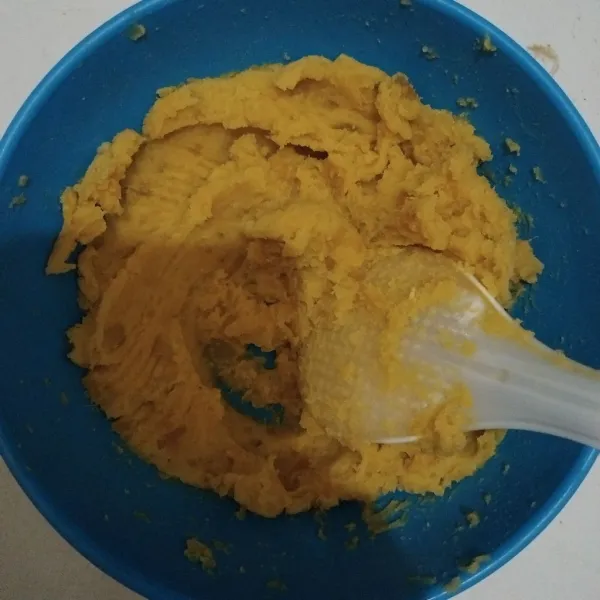 Haluskan ubinya dengan menambahkan gula dan garam.