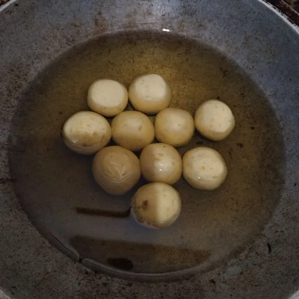 Siapkan minyak banyak, cemplungkan ubi di dalam minyak.
