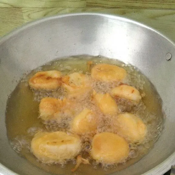 Goreng pisang sampai berwarna golden brown.