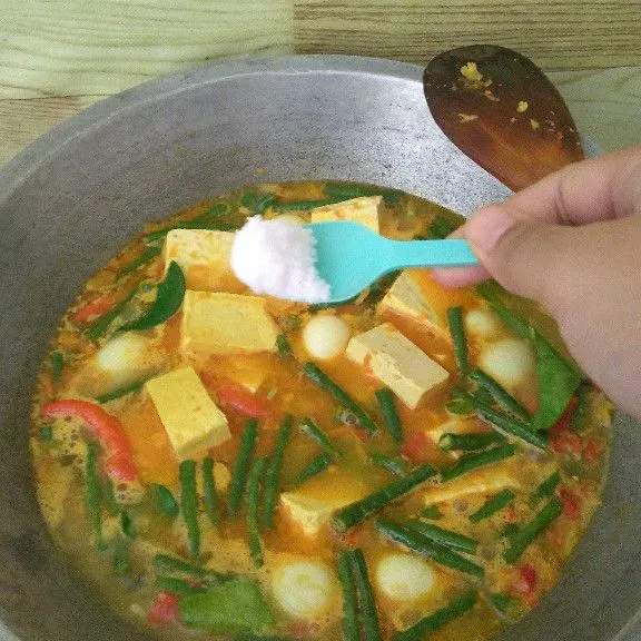 Masukkan santan, garam, kaldu kemudian aduk serta cek rasa sesuai selera.