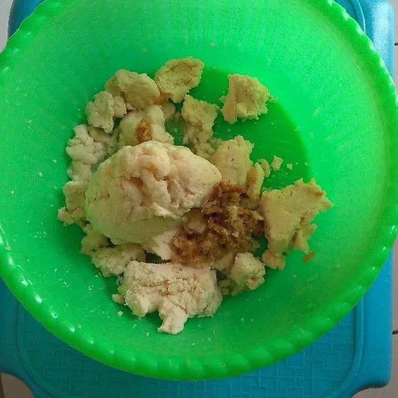 Campur ampas kedele dan bumbu halus di wadah.
