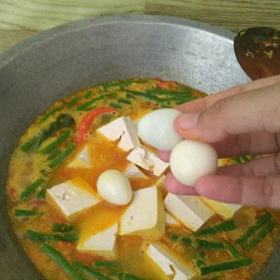 Masukkan telur puyuh.