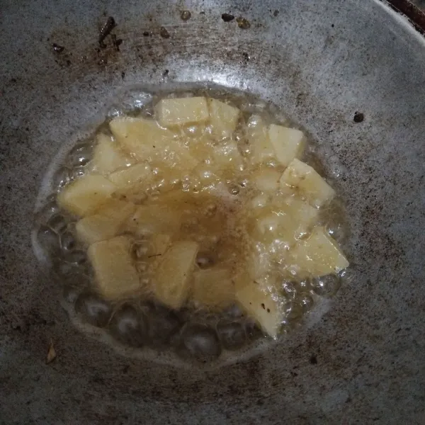 Panaskan minyak, goreng kentang hingga matang.