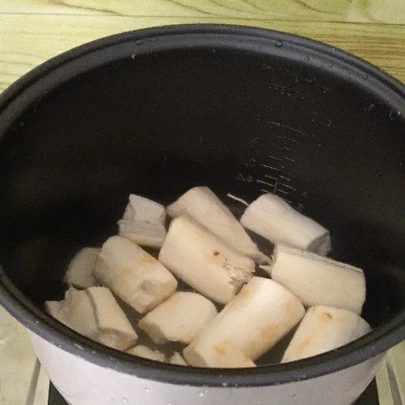 Masukkan singkong dan air ke panci.