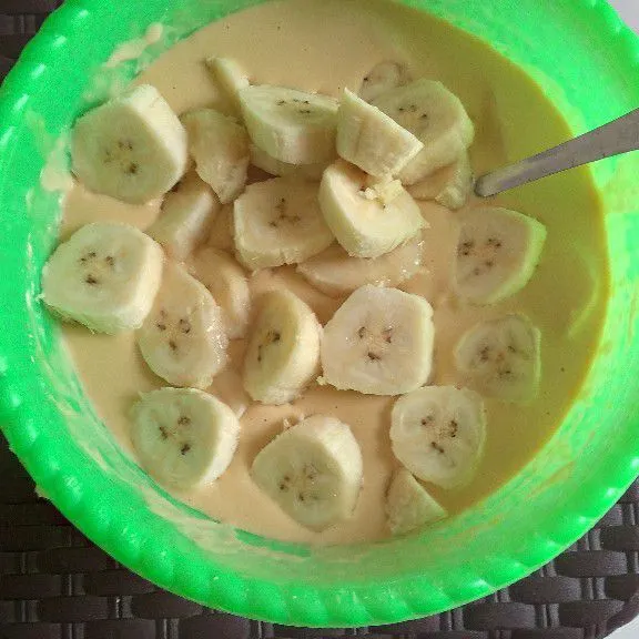 Masukkan potongan pisang.