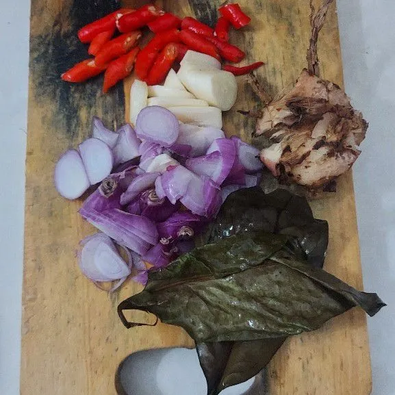Potong bumbu tumis bawang merah cabe bawang putih laos dan daun salam