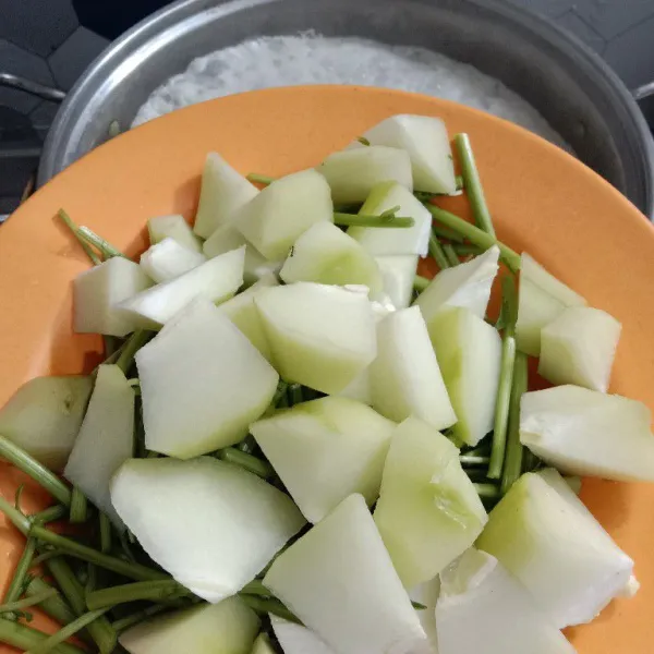 Tambahkan labu siam dan gagang bayam. Masak sampai empuk atau sesuai tekstur yang dikehendaki.