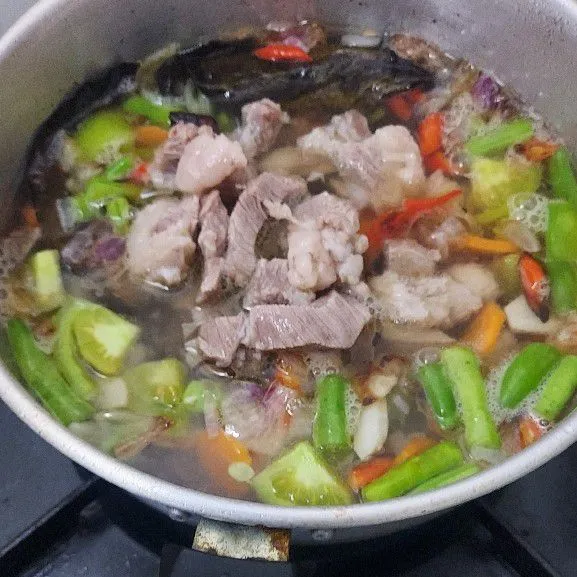 Setelah mendidih masukkan daging, dan bumbu, garam, micin, penyedap rasa gula dan kecap tunggu hingga mendidih kembali dan matikan kompor