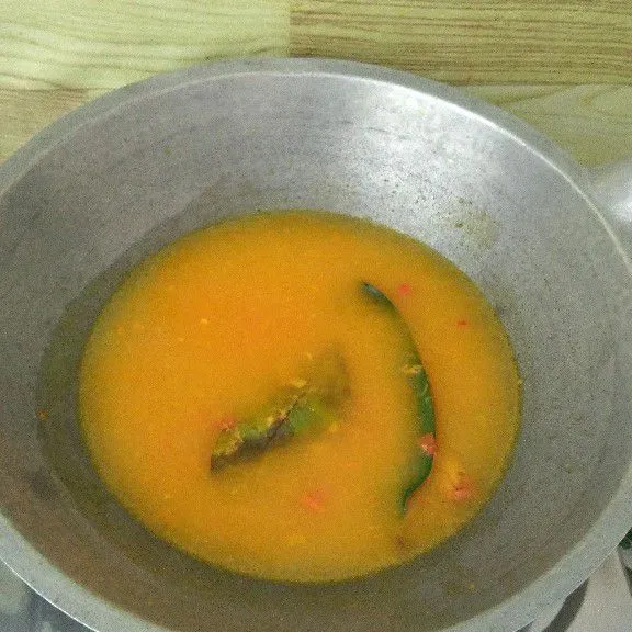 Tuang 800 ml air. Masak sampai mendidih.