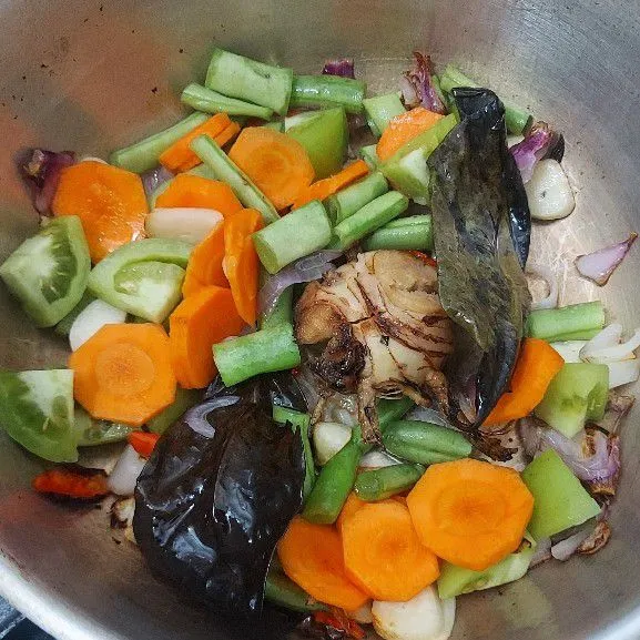 Tumis duo bawang cabe laos dan daun salam hingga wangi kemudian masukkan sayur tumis hingga layu