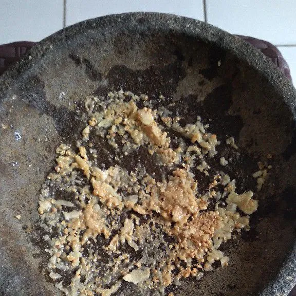 Haluskan bawang putih, ketumbar.