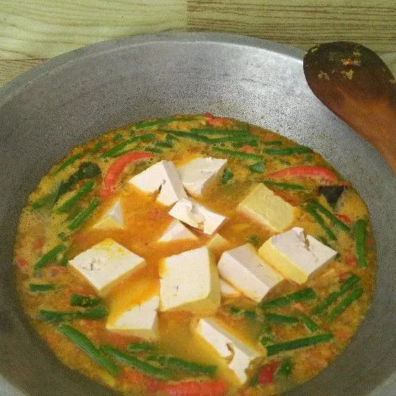 Masukkan kacang panjang, masak sampai empuk. Tambahkan tahu .