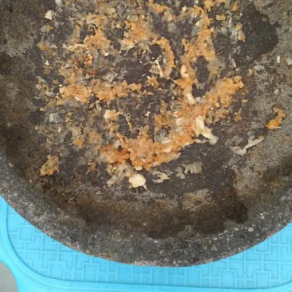 Haluskan bawang putih dan ebi.