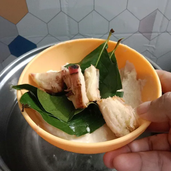 Didihkan air. Masukkan bumbu halus beserta bumbu cemplungnya. Masak selama 10 menit.