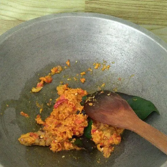 Tumis bumbu halus, daun salam dan lengkuas .