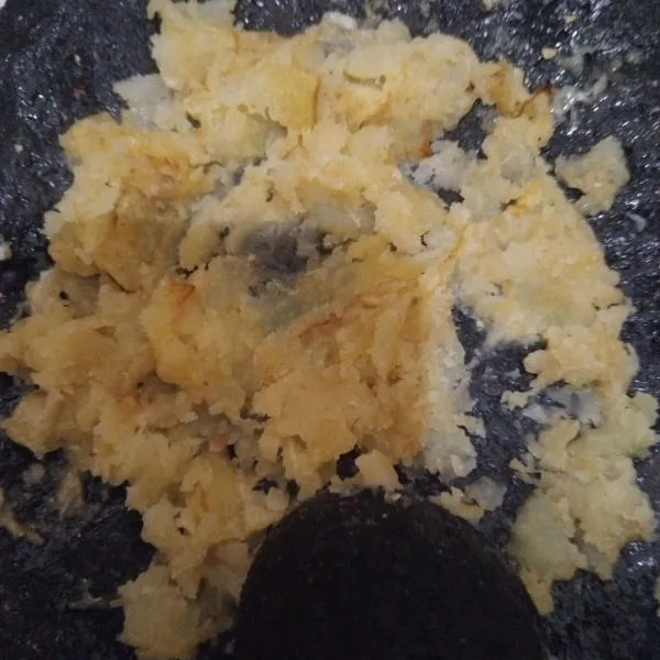 Uleg kentang diatas bumbu, campurkan semuanya.