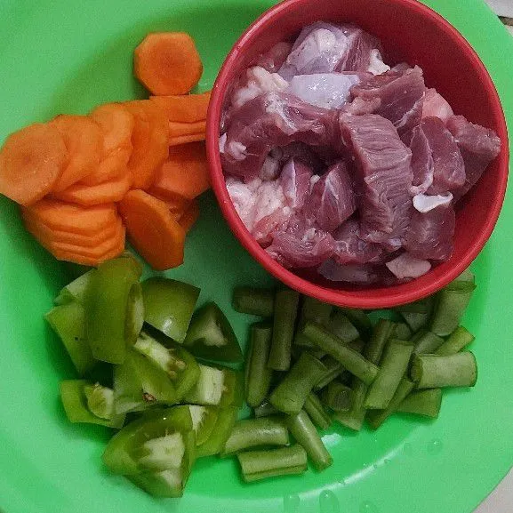 Siapkan bahan sayur dan daging di potong dan di cuci bersih