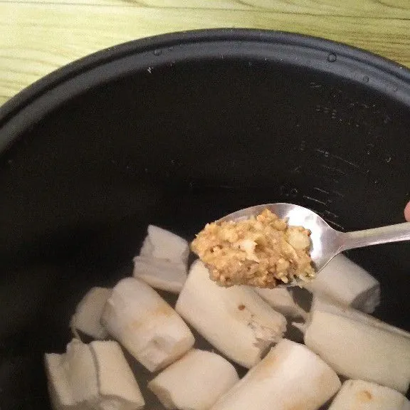 Tambahkan bumbu halus, garam, kaldu.
