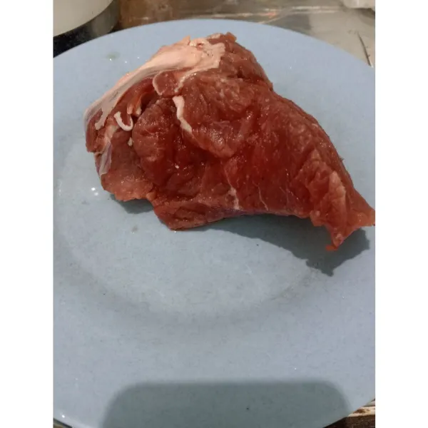 Bila sekali saja daging sapi yang mau di olah kemudian potong kotak kecil