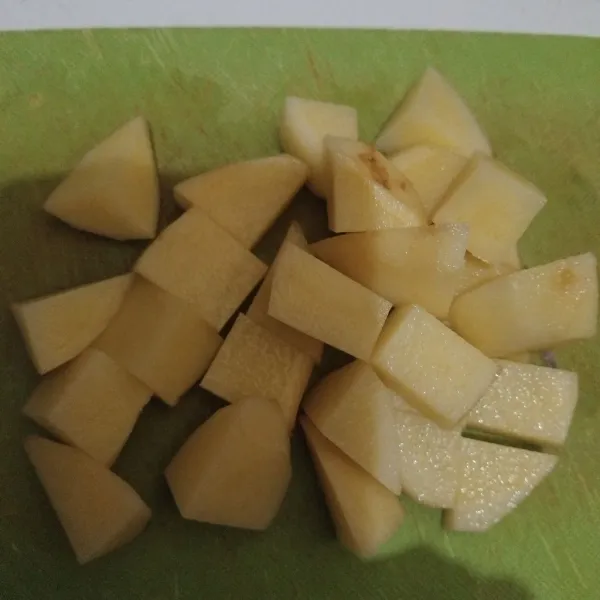 Kupas kentang dan potong dadu.