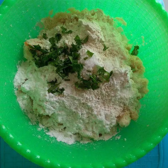 Tambahkan tepung tapioka, tepung beras, daun bawang, garam, kaldu, lada dan air. Aduk sampai semua tercampur.  Koreksi rasa sesuai selera.