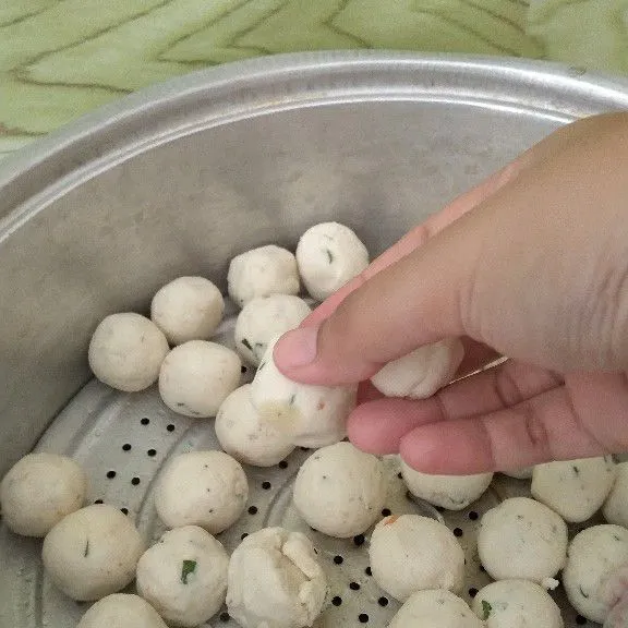 Panaskan kukusan kemudian masukkan cilok yang sudah dibentuk.