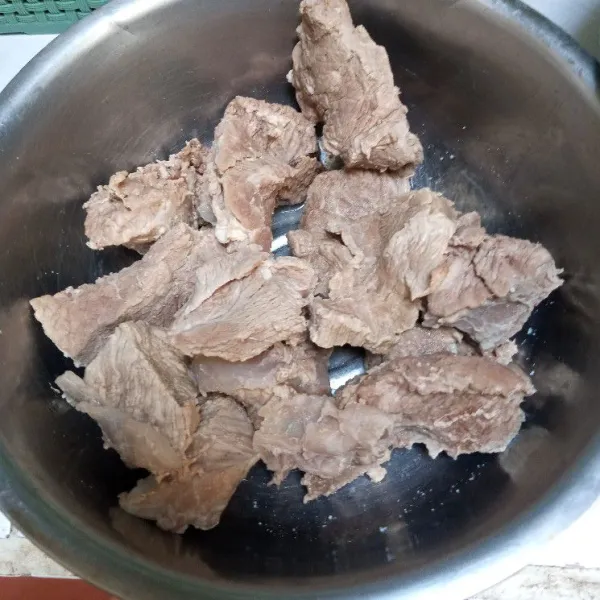 Rebus terlebih dahulu daging sapi hingga empuk. Kemudian angkat dan tiriskan.