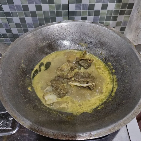 Masak hingga bumbu meresap. Koreksi rasanya lalu matikan api.