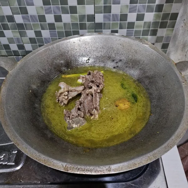 Setelah itu masukkan daging kambing yang sudah di rebus beserta air kaldunya.