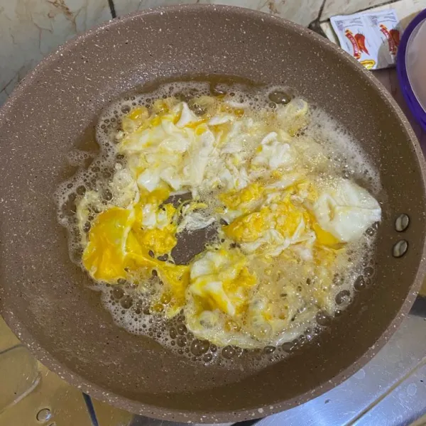 Masukkan telur lalu orak arik sampai matang